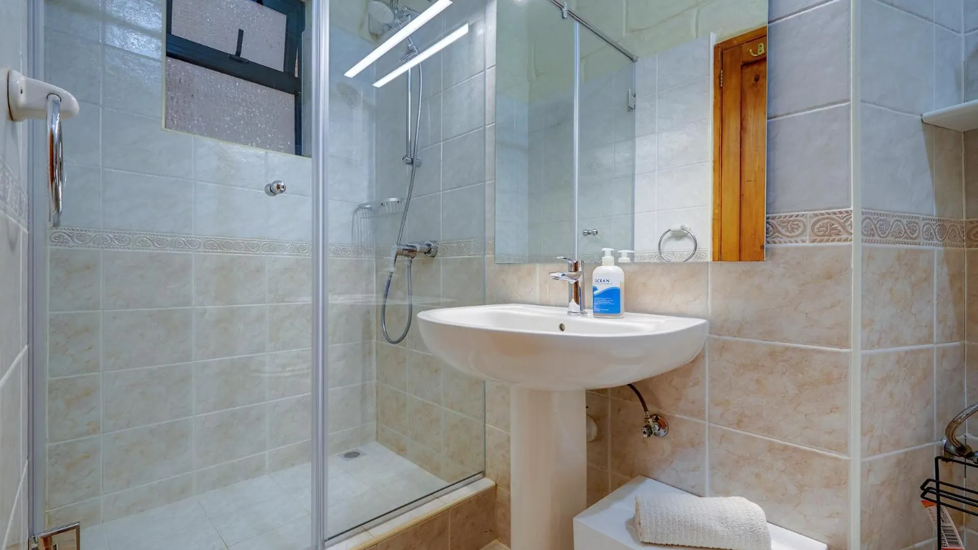 Traditional Maltese Townhouse, Roof Terrace And Views Senglea Apartment